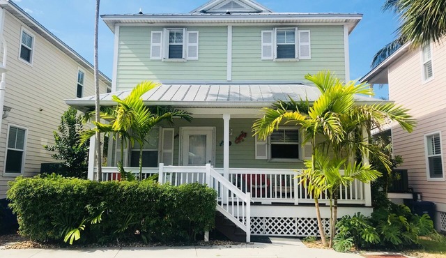 Casa Capri Beautiful Tropical with 3 King Suites - 2 miles to beach