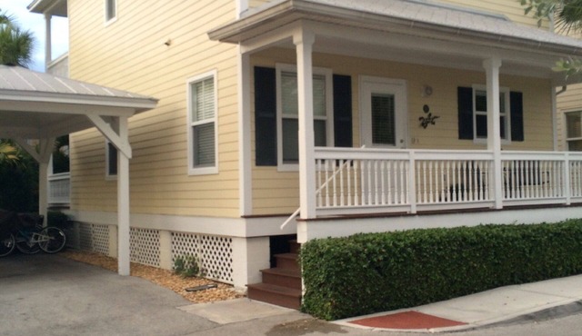 Casa Cay West Beautiful Tropical 3 bedrooms 2 KING suites - 2 miles to beach