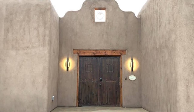 Casa Celia - Authentic Hacienda home in Taos with modern features