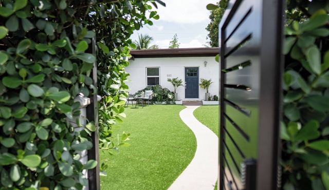 Casa Clusia! A Charming 2-bedroom home perfect for your Miami trip!