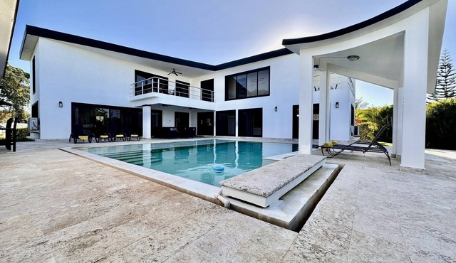 CASA COCO-ELROY Oceanview, Premium 4 Bedroom @ Casa Linda