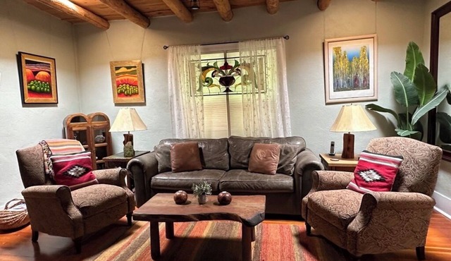 Casa Cody - Classic Historic Adobe - East Side near Canyon Rd, WALK to Plaza