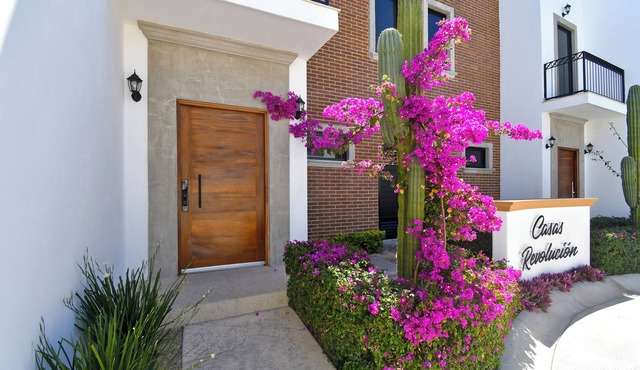 Casa Colibrí - built 2023, Sleeps 8, Secure, 2 blks to Malecon, Private-HTD Pool