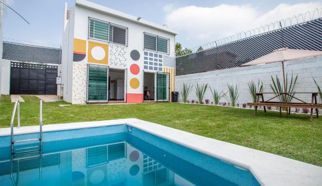 Casa con alberca privada y jardin