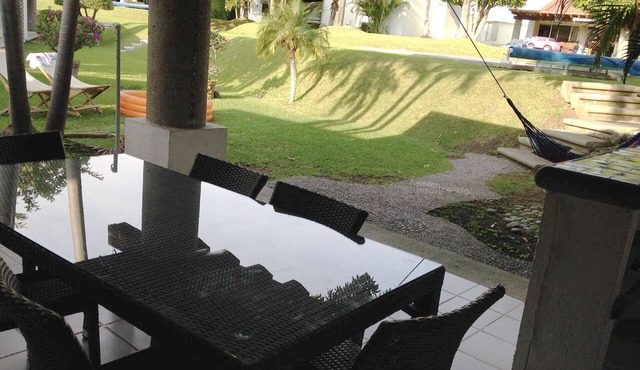 Casa con alberca y hermosos jardines en condominio, Santa Fe, Xochitepec Morelos