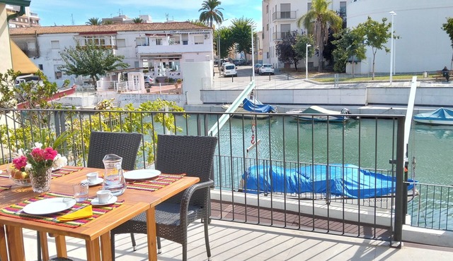 Casa con embarcadero, ideal para familias.