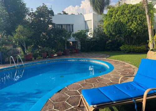 Casa con hermoso jardín y terraza
