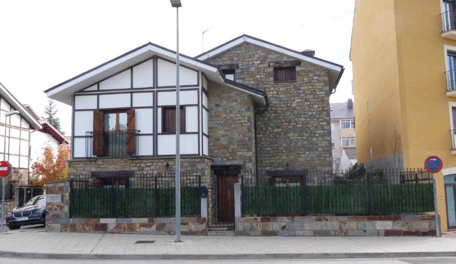 Casa con jardín frente ciudadela