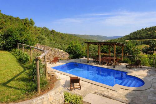 Casa con piscina y vistas a montaña - Cal Solsona