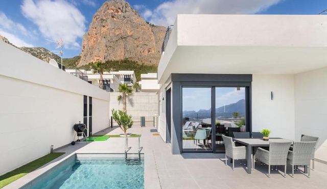 Casa con piscina climatizada y vistas al mar