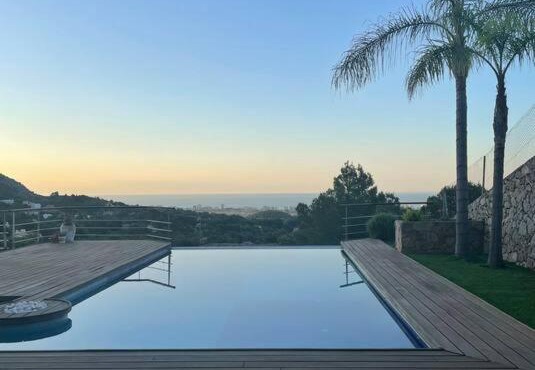 Casa con piscina y barbacoa