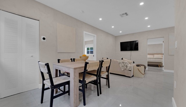 Casa Copal: Modern and Stylish Retreat minutes away from Hollywood Beach