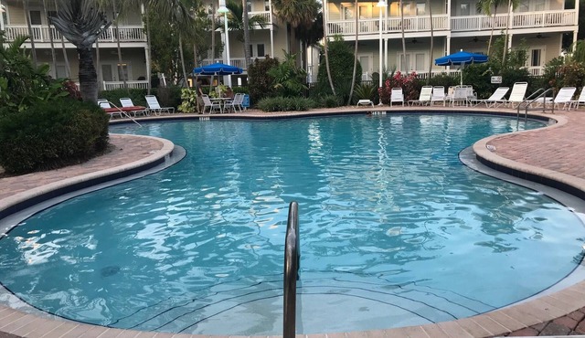 Casa Cove Beautiful Tropical 3 KING SUITES Sleeps 8- 2 miles to beach