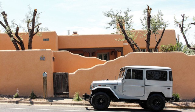 "Casa de Artist" Charming Downtown Adobe Home. Heart of SantaFe Walk to Plaza