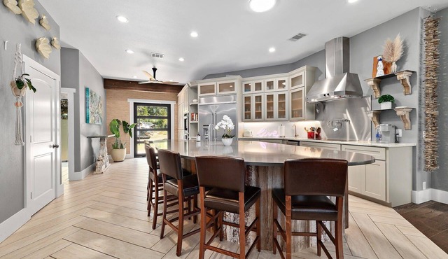 Casa de Austin : Private Luxury Home On Secluded Lot; Awesome Pool/Hot Tub!