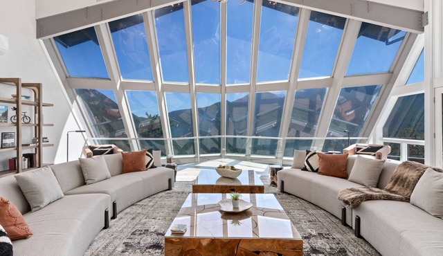 Casa de Cristal Sleeps 10+ Epic Views HotTub Sauna Pool Lux Linens 10Min to RMNP