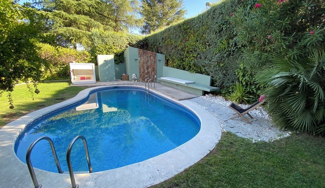 Casa de Diseño con Piscina Privada y Jardín