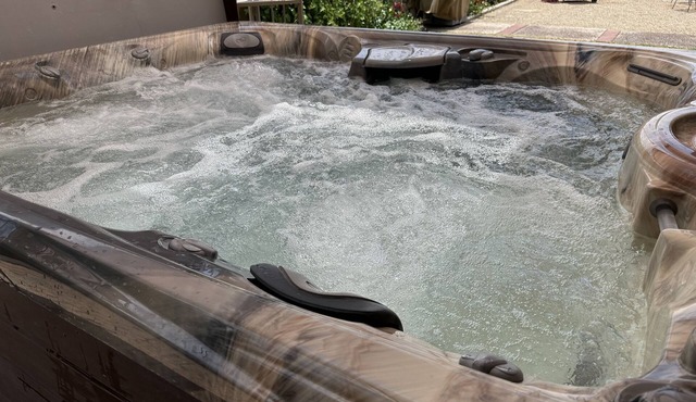 Casa de Flores 3 bdrm, 2 bath with covered hot tub