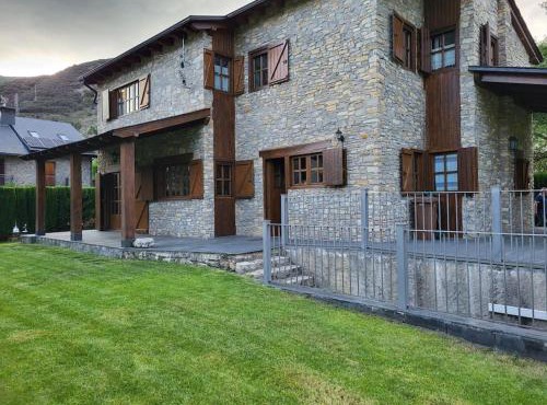 Casa de fusta al cor dels Pirineus