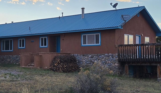 Casa De La Loma, Spacious 4-bedroom house in wonderful Santa Fe with AC.