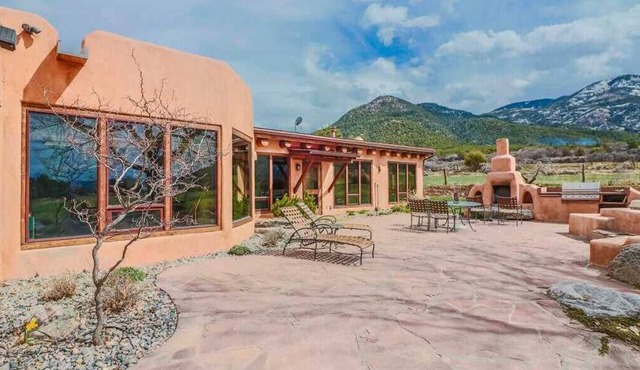 Casa de la Valle Luna Luxurious and Amazing Patio with Hot Tub and Fireplaces