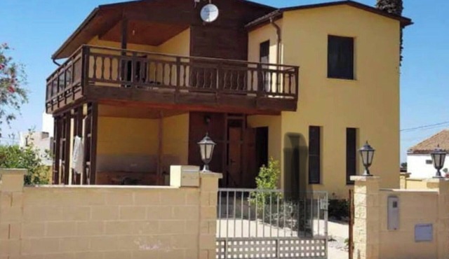 Casa de madera en el delta del ebro, en zona cerca de de la playa.