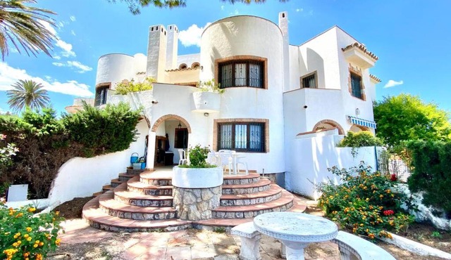 Casa de Mont-roig delante de la playa