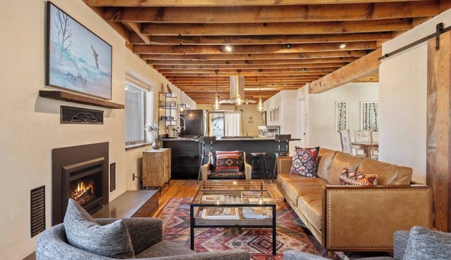 Casa de Murales - Stunning Railyard Home