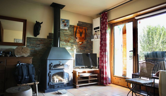 Casa de piedra, pizarra y madera.