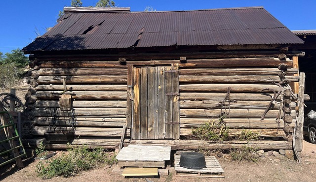 “Casa De Rues: Western Retreat, Horseback Rides, UAP/UFO Observatory.