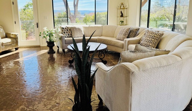 Casa de SOM - Pet & Visitor Friendly - Proceeds all go to SOM Non-Profit
