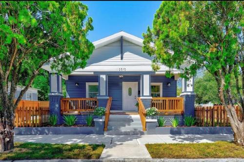 Casa De Ybor 3Bd, 2Bth, 4 beds, Historic Charm, Modern Lux