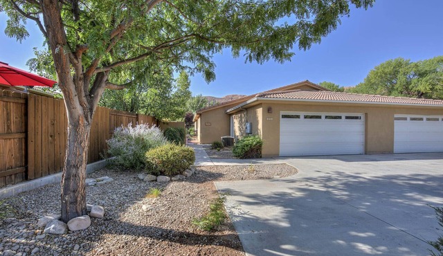 Casa de Zia-Downtown, Hot tub, Fireplace, Indoor Pool, Sleeps 9