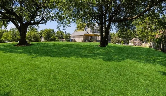 Casa Dean sleeps 20 close to Fairgrounds and Downtown Des Moines