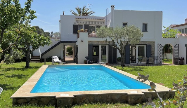 Casa Del Mar- Large villa with garden and 2 pools 50 meters from the beach