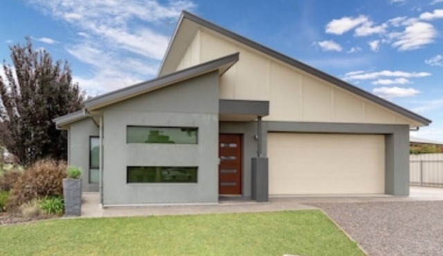 Casa Del Lago, Waterfront spacious living.