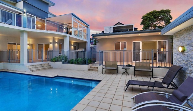 CASA DEL MAR - HEATED POOL , Sleeps 17, 100m to the Beach