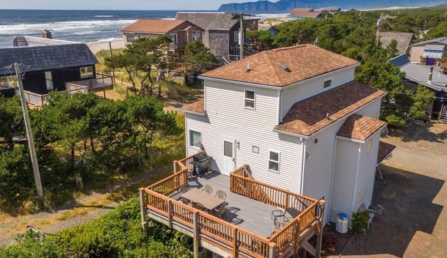 Casa Del Mar Steps to beach, spacious, big decks