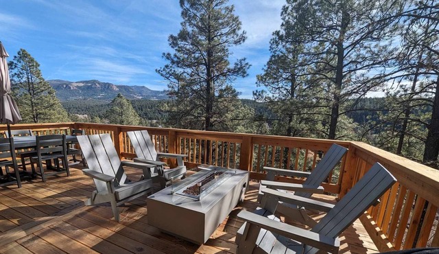 Casa Del Oso: Hot Tub, Game Room with Arcade, 2 Decks, Near Wolf Creek, Beautiful Mountain Views!