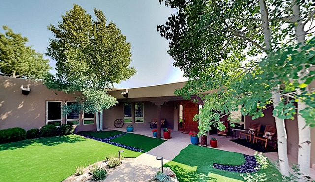 Casa del Oso - luxury updates, central AC & Sangre de Cristo Mountain views