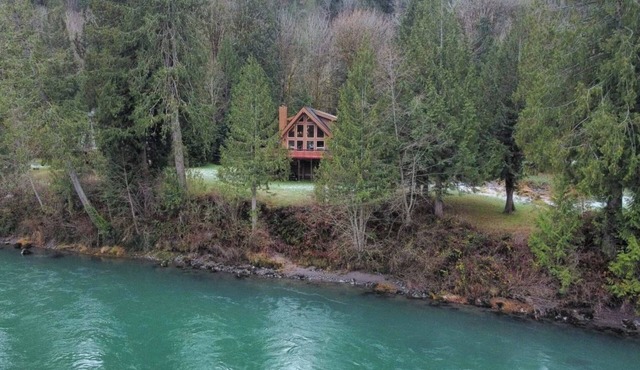 Casa del Rio-private home on Skagit river-North Cascade NationalPark-Diablo lake