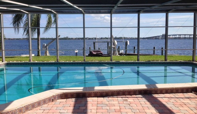 Casa Del Rio, Tropical Resort Feel, Breathtaking River Views, Large Pool & Dock