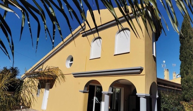 Casa del Sol. For families, groups or vacationers with pets.