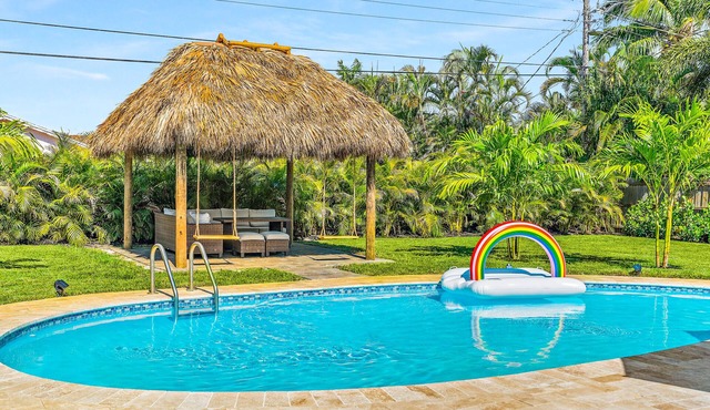 Casa Del Sol - Bike to Beach, Saltwater Pool & Private Backyard