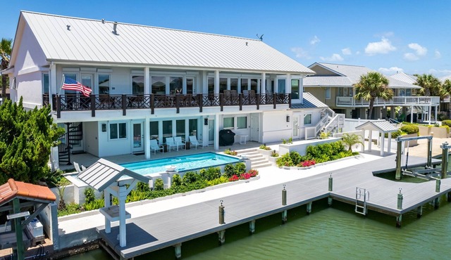 Casa Delfín - Family/Fun/Modern - Key Allegro location with panoramic bay views