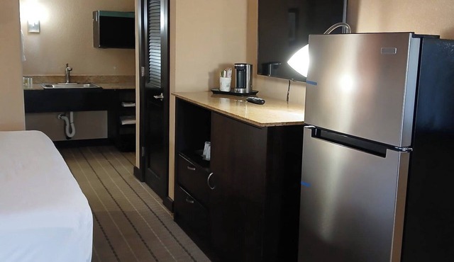 Casa delsol Suites by OKC Airport. Arcade, Largest Indoor pool, Banquet Hotel