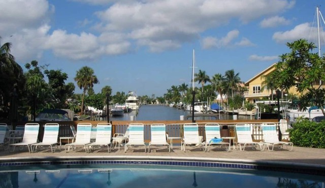 Casa DeLuca - Directly across from the Beach!