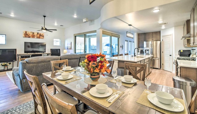 Casa Desert Rose' Home w/ Mtn-Views & Hot Tub