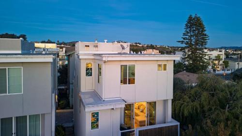 Casa do Sol by AvantStay Rooftop Deck w Ocean Views 2 blocks to Beach