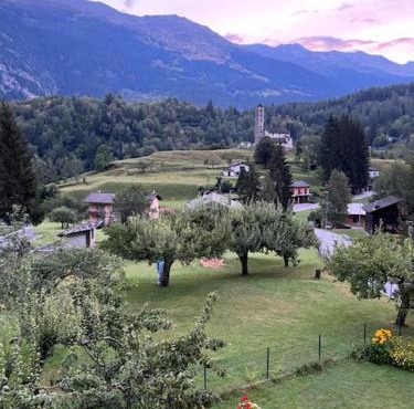 Casa Dorino - luogo idilliaco, ideale per famiglie, terrazza ed ampio giardino, vista montagne, sauna privata
